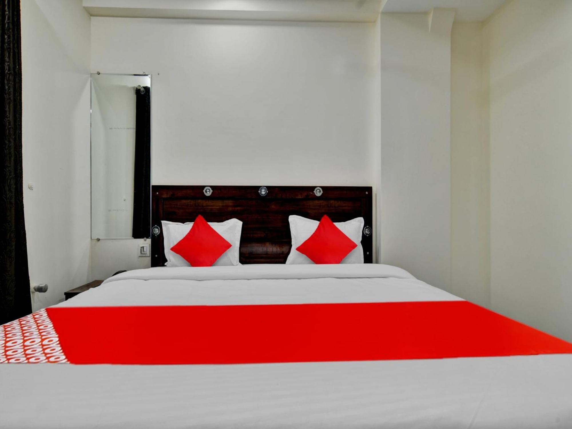 Oyo Hotel Dr Greens Indaur Exteriér fotografie