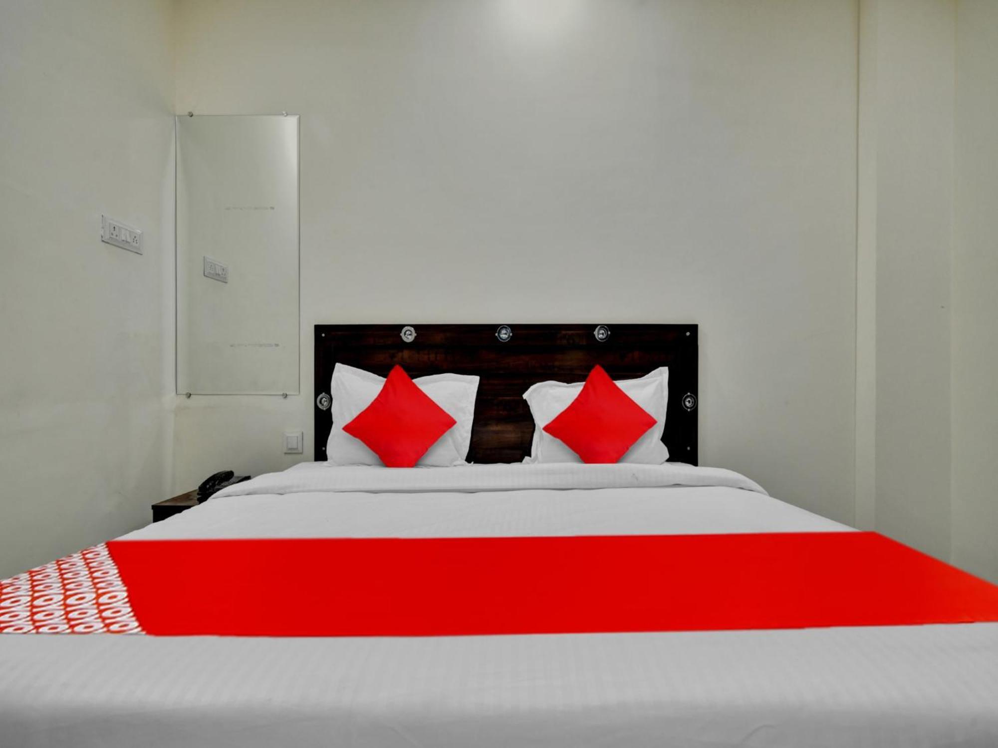 Oyo Hotel Dr Greens Indaur Exteriér fotografie